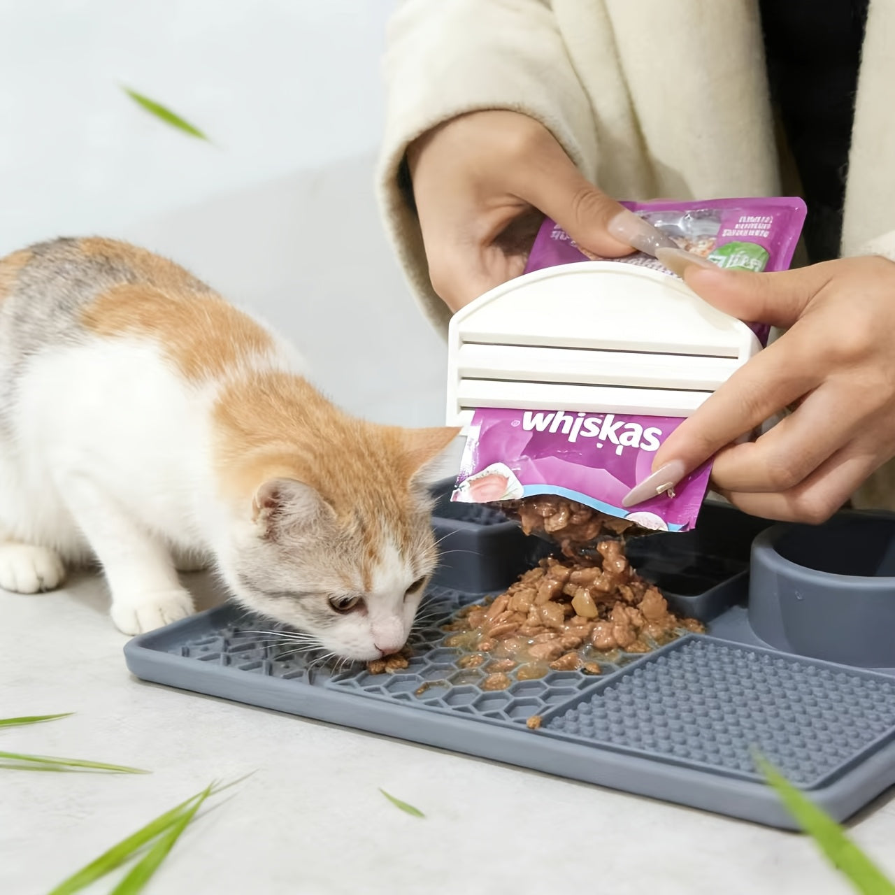 Mess-Free Wet Cat Food Scraper – product view 3